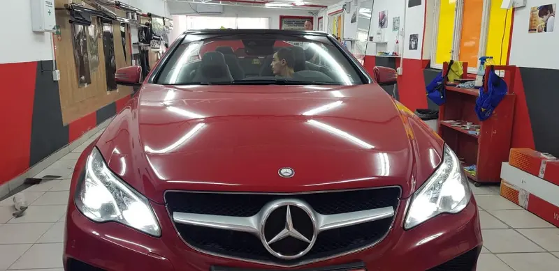 Mașină cu folie auto pe geamuri, montată în atelierul Expert Auto Speed