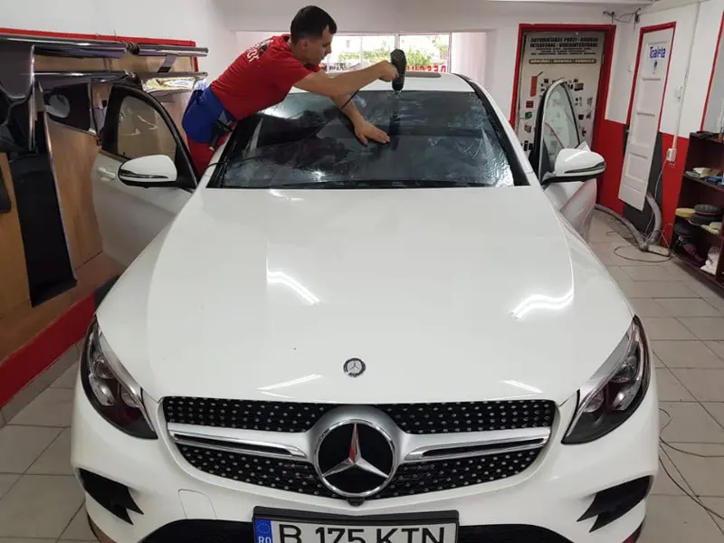 Mașină cu folie auto pe geamuri, montată în atelierul Expert Auto Speed