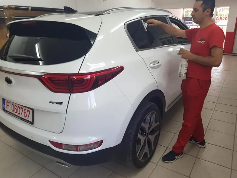 Mașină cu folie auto pe geamuri, montată în atelierul Expert Auto Speed