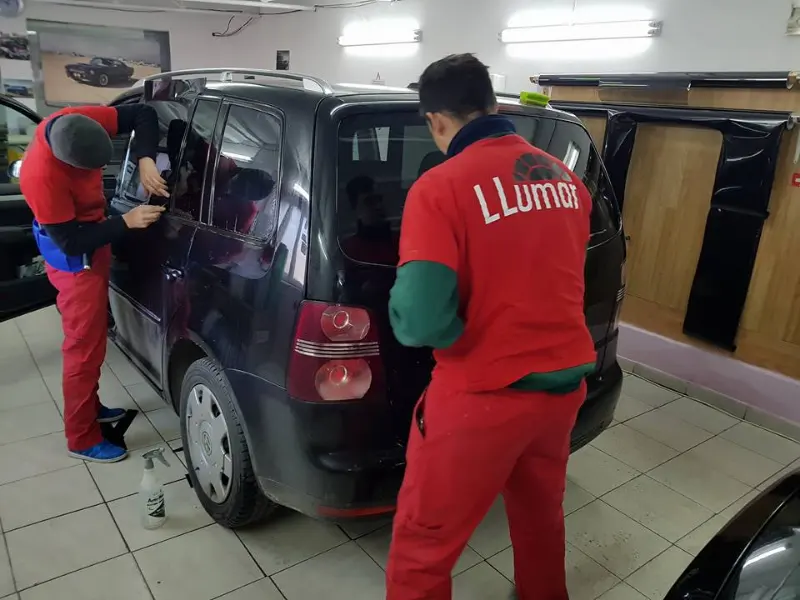 Folie auto montată pe un Volkswagen Touran, în atelier