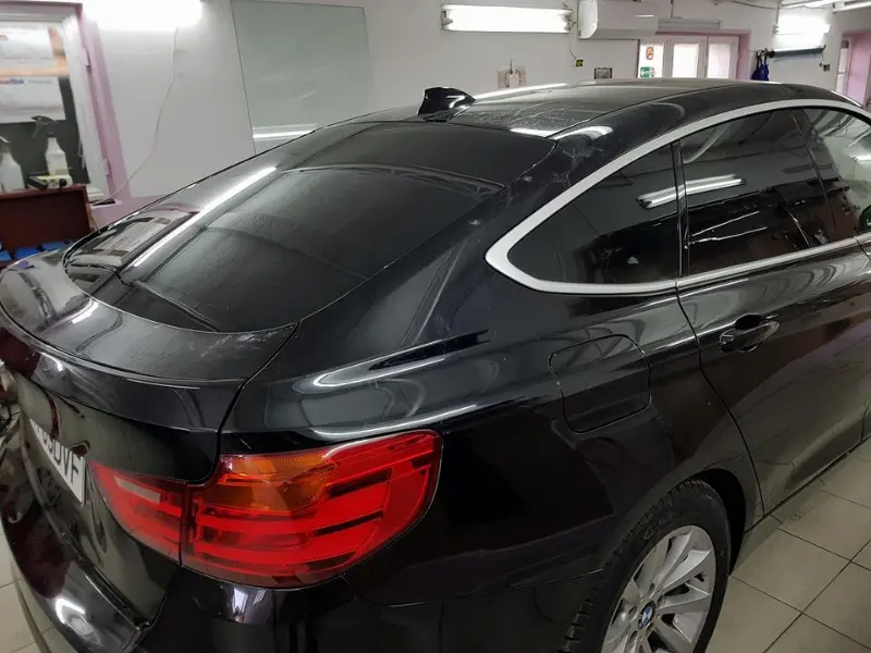Mașină cu folie auto pe geamuri, montată în atelierul Expert Auto Speed