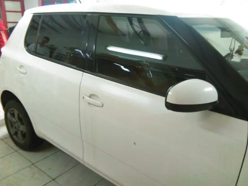 Mașină cu folie auto pe geamuri, montată în atelierul Expert Auto Speed