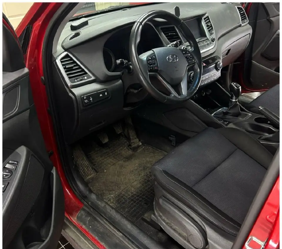 Interiorul unei mașini roșii înainte de detailing, cu mocheta murdară