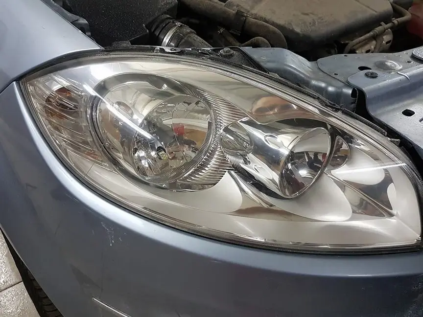 Același far de Peugeot după polish, clar și transparent